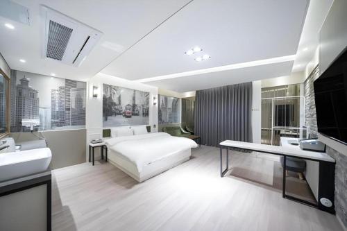 Ένα ή περισσότερα κρεβάτια σε δωμάτιο στο Pohang Hotel View