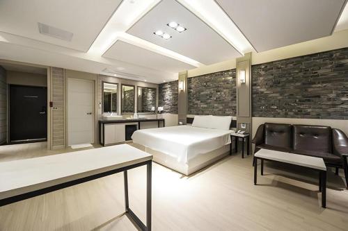 Ένα ή περισσότερα κρεβάτια σε δωμάτιο στο Pohang Hotel View