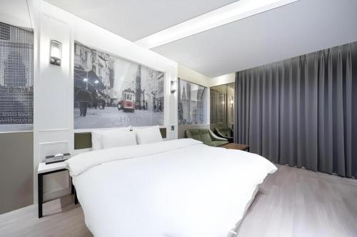 Ένα ή περισσότερα κρεβάτια σε δωμάτιο στο Pohang Hotel View