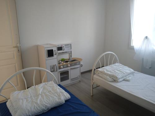 a small room with a bed and a kitchen at Maison spacieuse proche de la Mer in Échillais