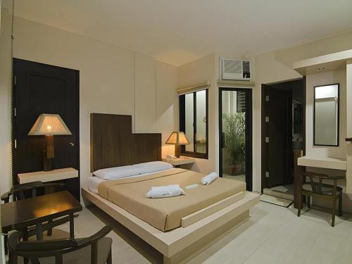 Giường trong phòng chung tại Hotel Joselina