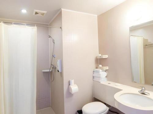 Un baño con inodoro, lavabo y ducha. en Jinjiang Inn JiNan Daminghu New Scenic Area Lishan Road, en Jinan