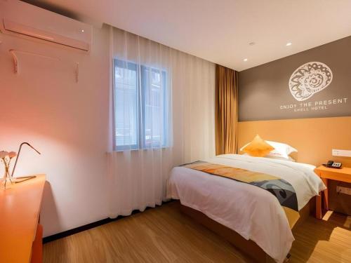 Postel nebo postele na pokoji v ubytování Shell Shanghai Yangpu District Pingliang Road Binjiang Hotel