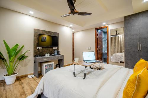 Letto o letti in una camera di Lime Tree Hotel - Near Medanta Hospital
