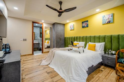 Letto o letti in una camera di Lime Tree Hotel - Near Medanta Hospital