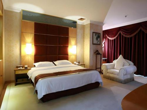 Un pat sau paturi într-o cameră la Economic Trade Hotel