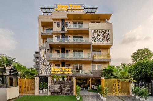 un condominio con balconi e cortile di Lime Tree Hotel - Near Medanta Hospital a Gurgaon