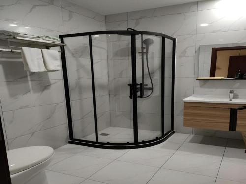 ChaohuにあるGreenTree Inn ChaoHu Tianchao Plaza Express Hotelのシャワー、トイレ、洗面台を備えたバスルーム