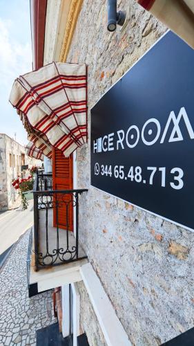 Hice Room Lungomare Fronte Mareに飾ってある許可証、賞状、看板またはその他の書類