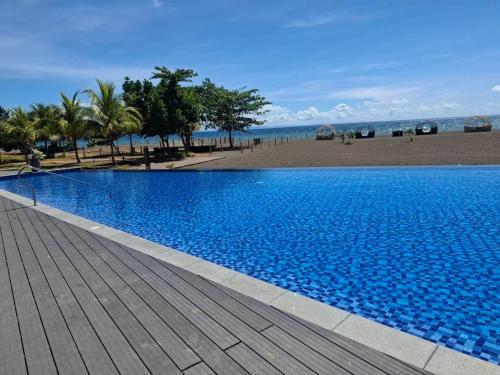 Πισίνα στο ή κοντά στο Seafront Villa Laiya