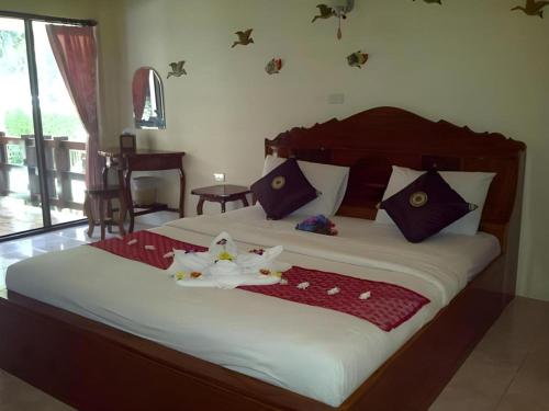Un pat sau paturi într-o cameră la Chaya Resort