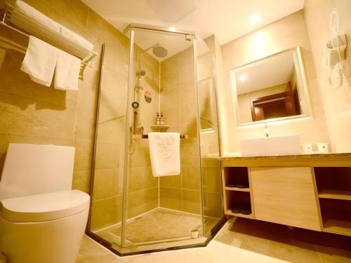 a bathroom with a shower and a toilet and a sink at GreenTree Inn Anhui Xuancheng Ningguo NinGYAng East Road Darunfa Branch in Xuanzhou