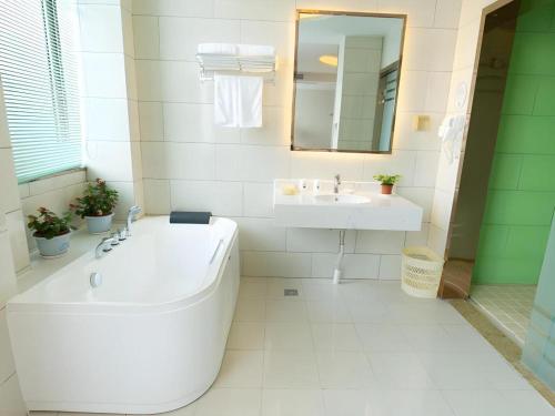 Ένα μπάνιο στο GreenTree Inn Maanshan Hanshan District Jiuwu Square Hotel