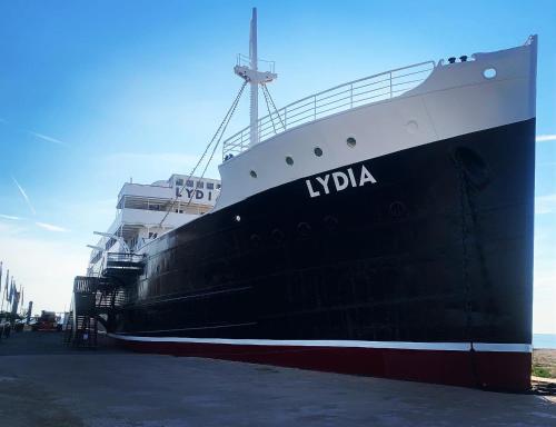 a large ship is docked at a dock at Studio-Soleil Levant 1-Grande plage-Le Barcarès in Le Barcarès