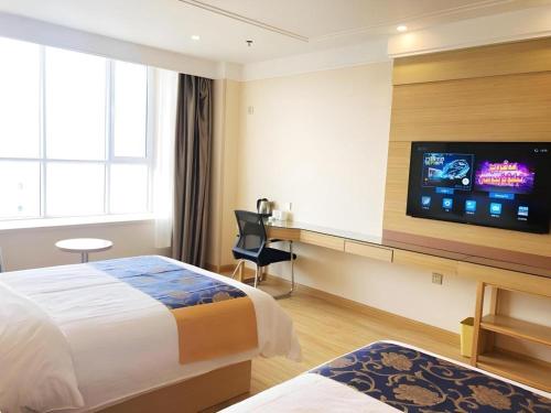 Postel nebo postele na pokoji v ubytování GreenTree Inn Urumqi Airport Tianyi International City