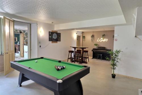 un salon avec une table de billard dans l'établissement Hôtel Le Smile, à Saint-Vincent-Sterlanges