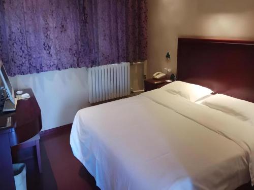 Ένα ή περισσότερα κρεβάτια σε δωμάτιο στο GreenTree Inn Shandong Yantai Penglai Pavilion Bus station Express Hotel