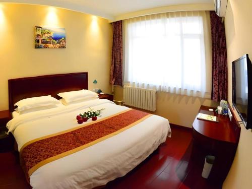 Μια τηλεόραση ή/και κέντρο ψυχαγωγίας στο GreenTree Inn Shandong Yantai Penglai Pavilion Bus station Express Hotel