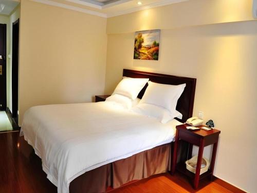 Katil atau katil-katil dalam bilik di GreenTree Inn Yangzhou Slender West Lake Wencheng Attic Express Hotel