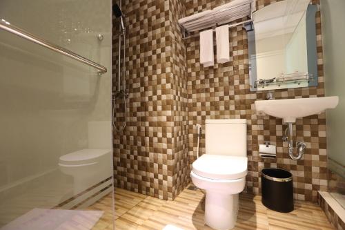 Ванная комната в F Hotel Jakarta