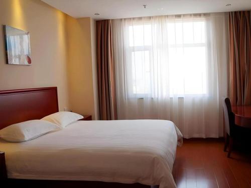 Ένα ή περισσότερα κρεβάτια σε δωμάτιο στο GreenTree Inn DingZhou Railway Station Business Hotel