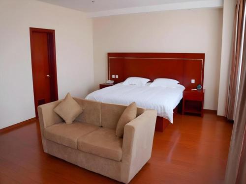 Ένα ή περισσότερα κρεβάτια σε δωμάτιο στο GreenTree Inn DingZhou Railway Station Business Hotel