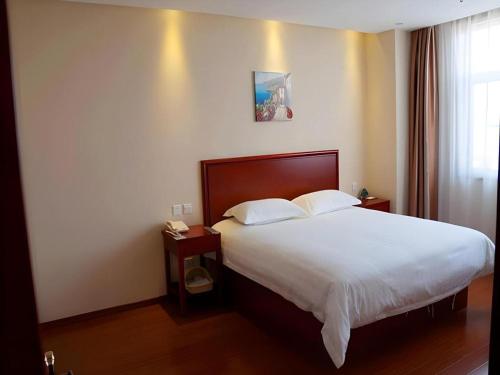 Ένα ή περισσότερα κρεβάτια σε δωμάτιο στο GreenTree Inn DingZhou Railway Station Business Hotel