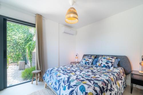 une chambre avec un lit et une fenêtre dans l'établissement Tiny House St Paul de Vence, à Saint-Paul-de-Vence