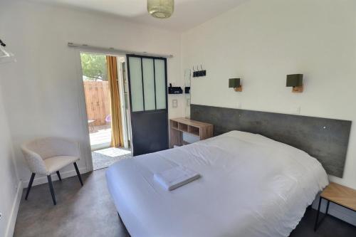 Un pat sau paturi într-o cameră la Hôtel Le Smile