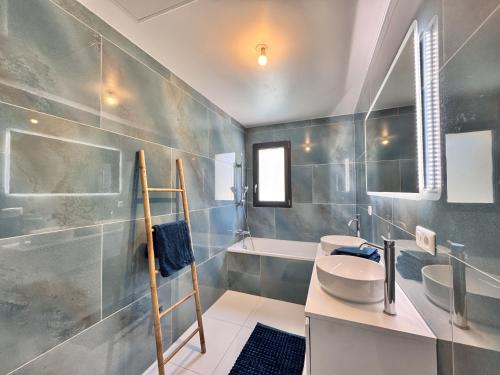 Un baño con inodoro, lavabo y bañera. en La Bella Rosa - Direct circuit - Piscine - Climatisation, en Le Mans