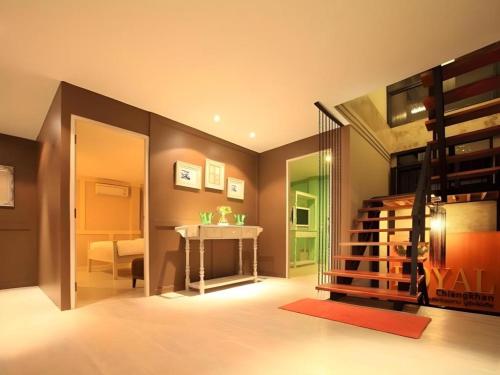 Un pat sau paturi într-o cameră la The Royal Chiangkhan Boutique Hotel