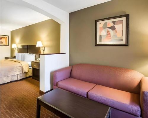 Ένα ή περισσότερα κρεβάτια σε δωμάτιο στο Quality Inn & Suites near Panama City Beach
