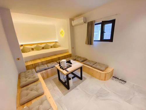 a room with a couch and a table and a bed at Lantian Garden Hostel in Qingdao