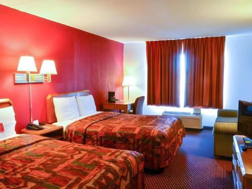 Ένα ή περισσότερα κρεβάτια σε δωμάτιο στο Econo Lodge