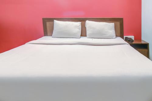 Postel nebo postele na pokoji v ubytování Hotel O Kota Lodge