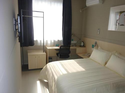 Cama o camas de una habitación en Jinjiang Inn Taizhou Huangyan Jiufeng Park