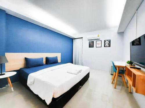 Un pat sau paturi într-o cameră la Your Place Hotel