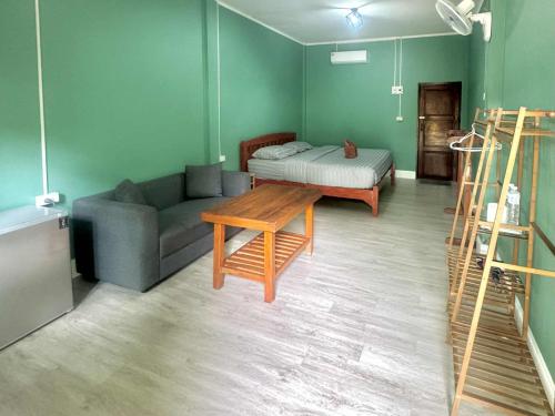 Ένα ή περισσότερα κρεβάτια σε δωμάτιο στο Butterfly Hostel, Pai