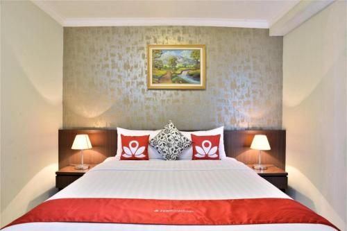 une chambre avec un grand lit avec des oreillers rouges et blancs dans l'établissement Great Western Hotel & Resort Serpong - Tangerang, à Warungmangga