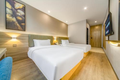 Ένα ή περισσότερα κρεβάτια σε δωμάτιο στο Fanting Hotel (Jiefangbei Hongya Cave Branch）