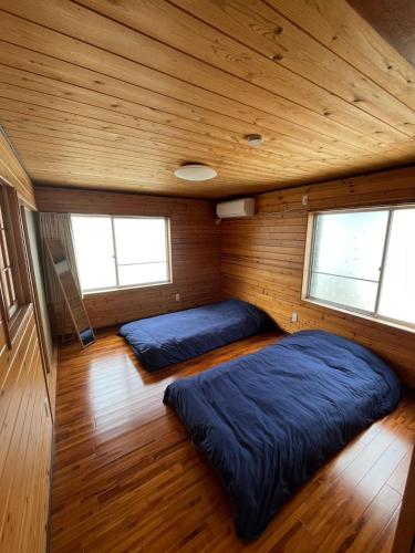 Una cama o camas en una habitación de 閑静な立地 繁華街とコンビニ バス停徒歩圏内 奄美 Guest House iroha 1日1組 2025年5月 Open Quiet Location Near Downtown One Group Per Day