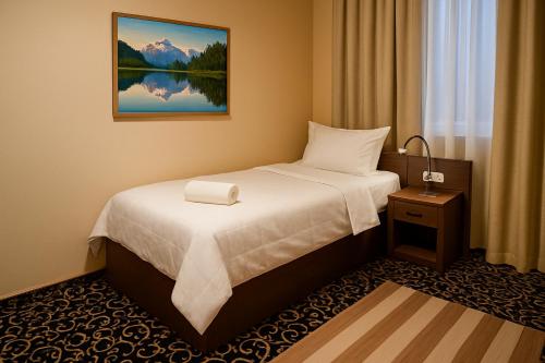 a hotel room with a bed and a window at Hotel zum Weissen Ochsen in Aalen