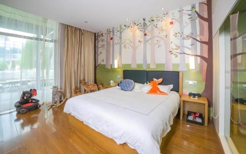 une chambre avec un lit avec des animaux en peluche dessus dans l'établissement Warmly Hotel Suzhou Jinji Lake Ligongdi Branch, à Suzhou