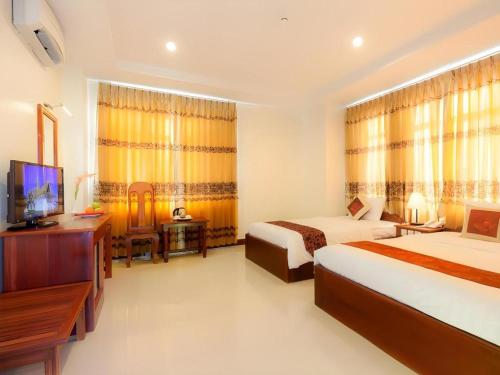 金边Kirirom Crystal Hotel的有两张床和一台电视的酒店房间