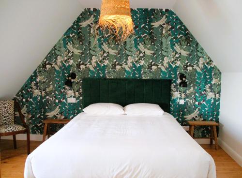 - une chambre dotée d'un lit avec un mur vert dans l'établissement Gwaskedou, sea view, beach and city center, à Roscoff