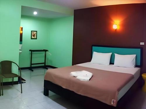 une chambre avec un lit et une chaise dedans dans l'établissement Today Resort, à Hat Yai