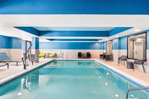 - une piscine dans une chambre d'hôtel aux murs bleus dans l'établissement Hampton Inn & Suites Lathrop, à Lathrop