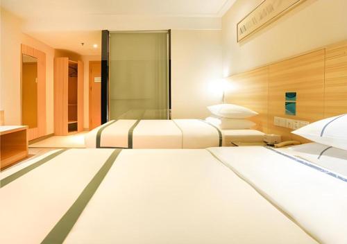 Letto o letti in una camera di City Comfort Inn Nanning Railway Station