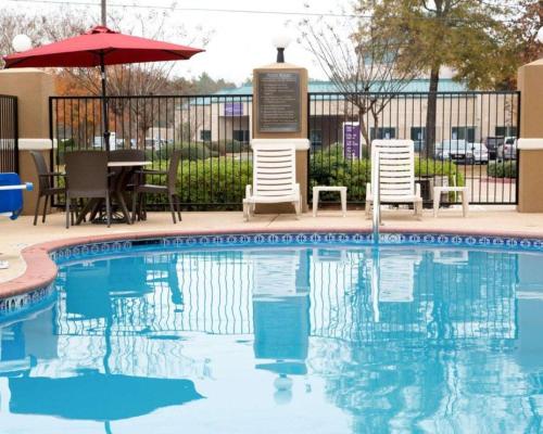 Piscina de la sau aproape de Comfort Inn Shreveport I-49