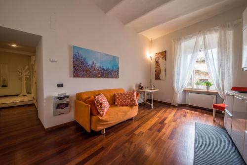 a living room with a couch and a table at Casa Balestra in Assisi